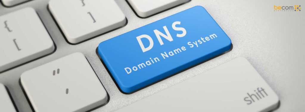 Einzelne Tastaturtaste in blau mit der Aufschrift DNS Domain Name System